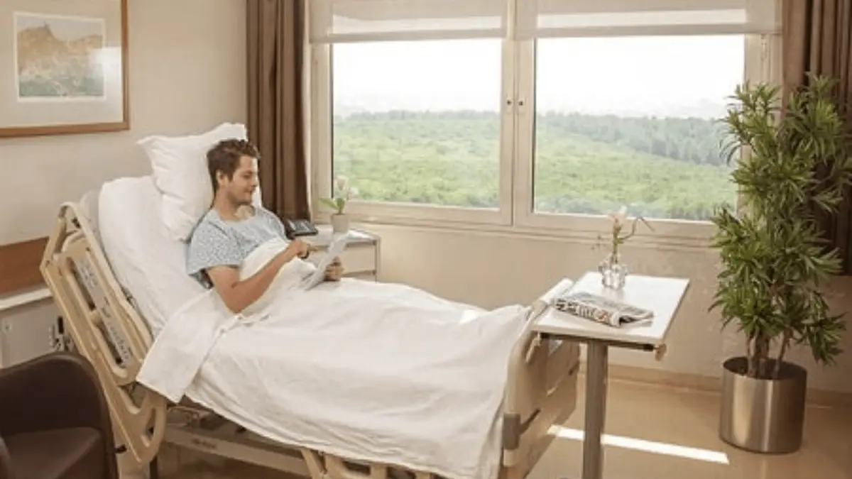 Chambre de patient avec vue sur la forêt à Anadolu Medical Center