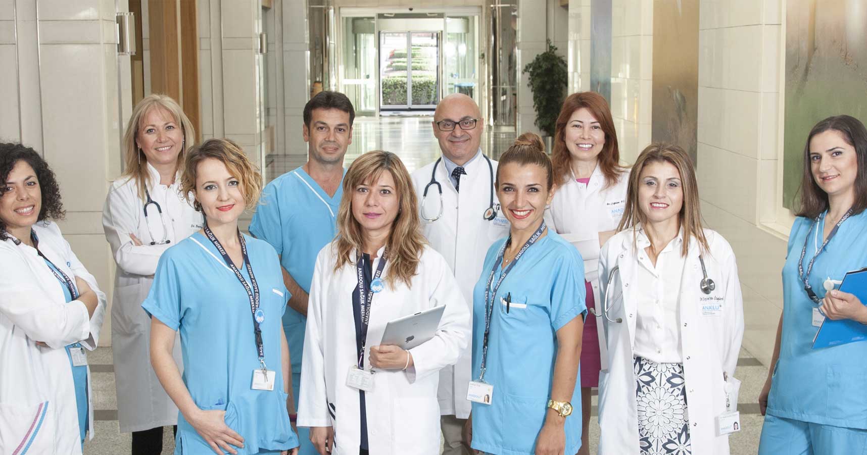 équipe de gynécologues et de médecins dans un hôpital