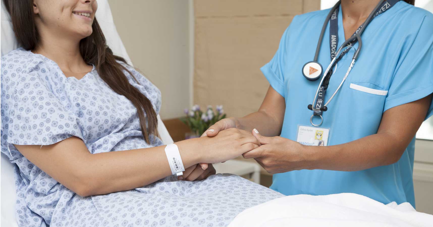 Infirmière avec un patient souriant dans un lit d'hôpital